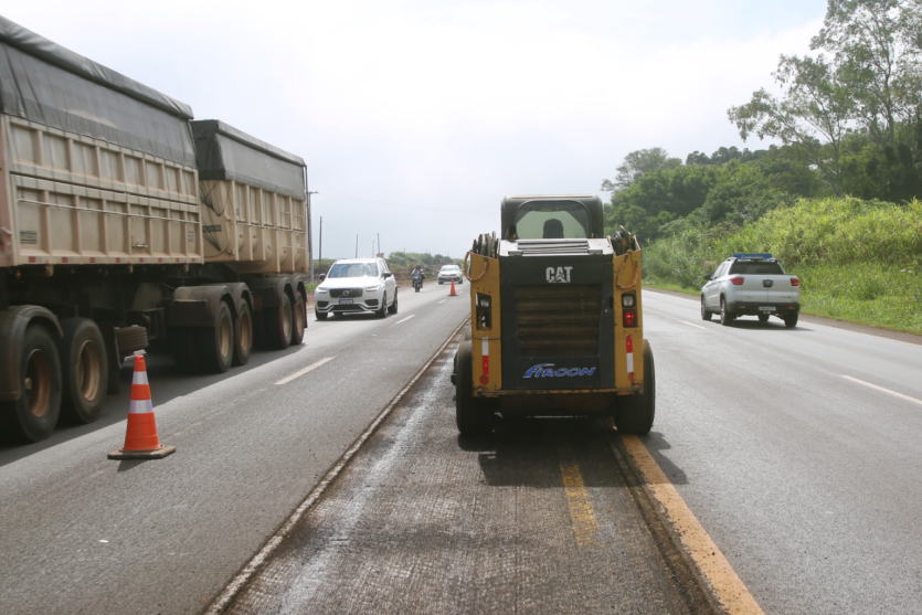 Trabalho de manutenção em rodovia atendida pela EPR.