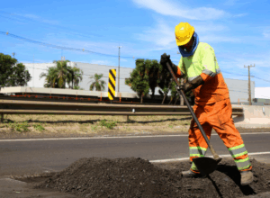 Serviço de reparo em rodovia, realizado por trabalhador da EPR.