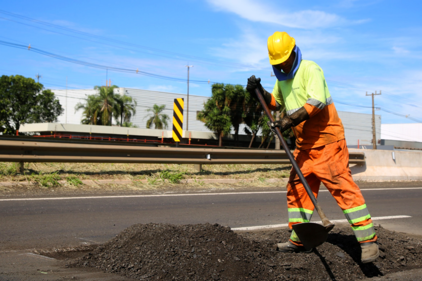 Serviço de reparo em rodovia, realizado por trabalhador da EPR.