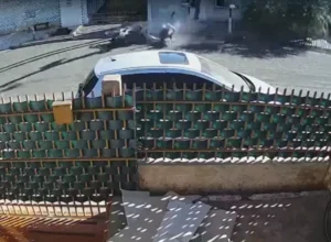 Frame do vídeo em que um motociclista é visto batendo em um poste em Sarandi durante uma fuga da polícia.