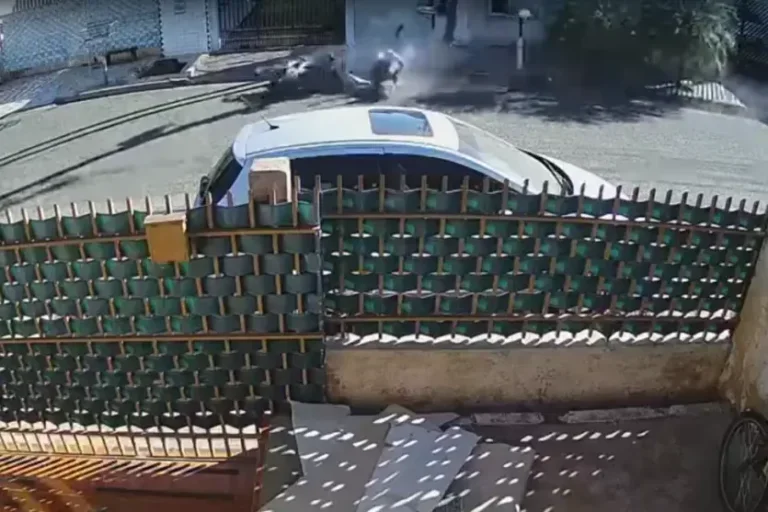 Frame do vídeo em que um motociclista é visto batendo em um poste em Sarandi durante uma fuga da polícia.