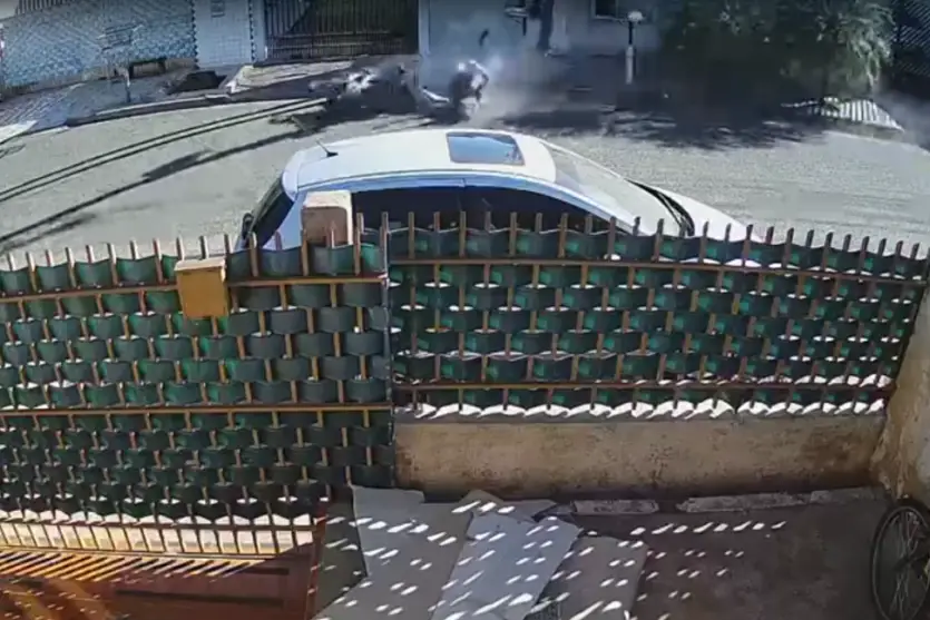 Frame do vídeo em que um motociclista é visto batendo em um poste em Sarandi durante uma fuga da polícia.