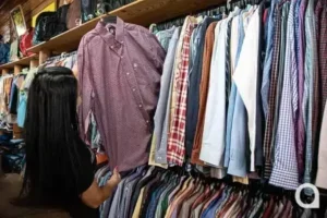 Pessoa comprando em loja de Umuarama.