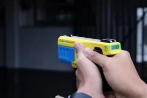 Pessoa segurando taser da PMPR.