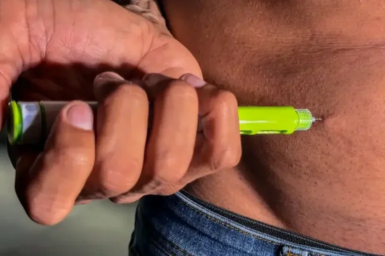 Pessoa aplicando caneta de semaglutida.