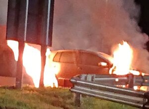 Incêndio destrói carro na madrugada deste domingo na PR-323, no viaduto do Posto Gauchão