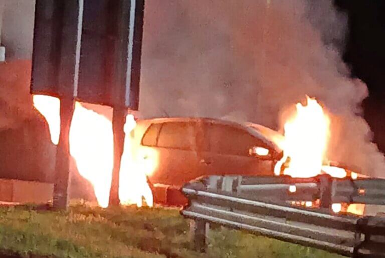 Incêndio destrói carro na madrugada deste domingo na PR-323, no viaduto do Posto Gauchão