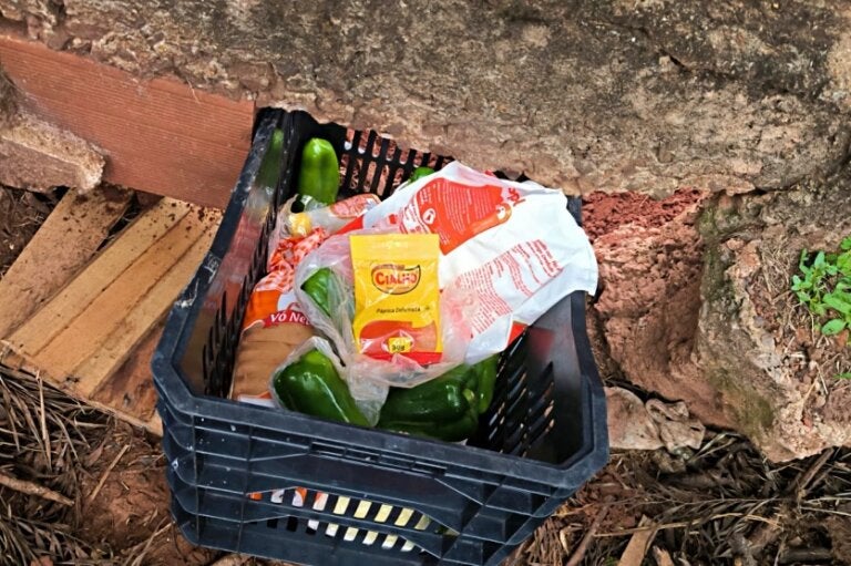Iporã: Bandido invade escola, enche a pança e abandona caixa com comida na fuga