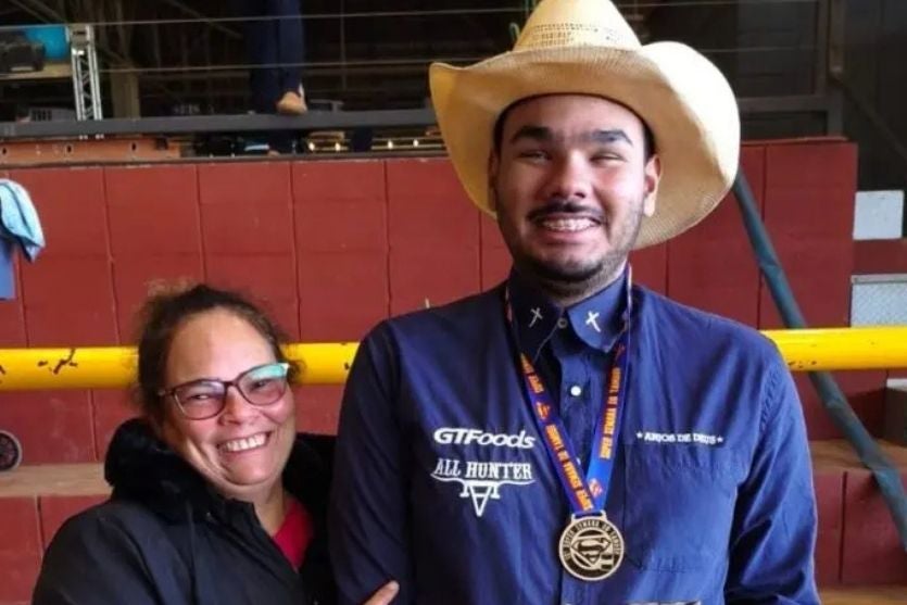 Jovem cego e autista supera limites e vira campeão na prova dos três tambores