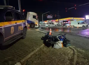 Jovem de 18 anos morre após colisão entre scooter elétrica e Fiorino