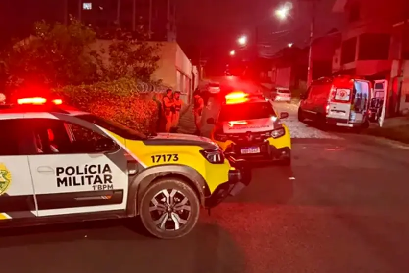 Jovem é cercado por grupo, agredido e apedrejado no Paraná