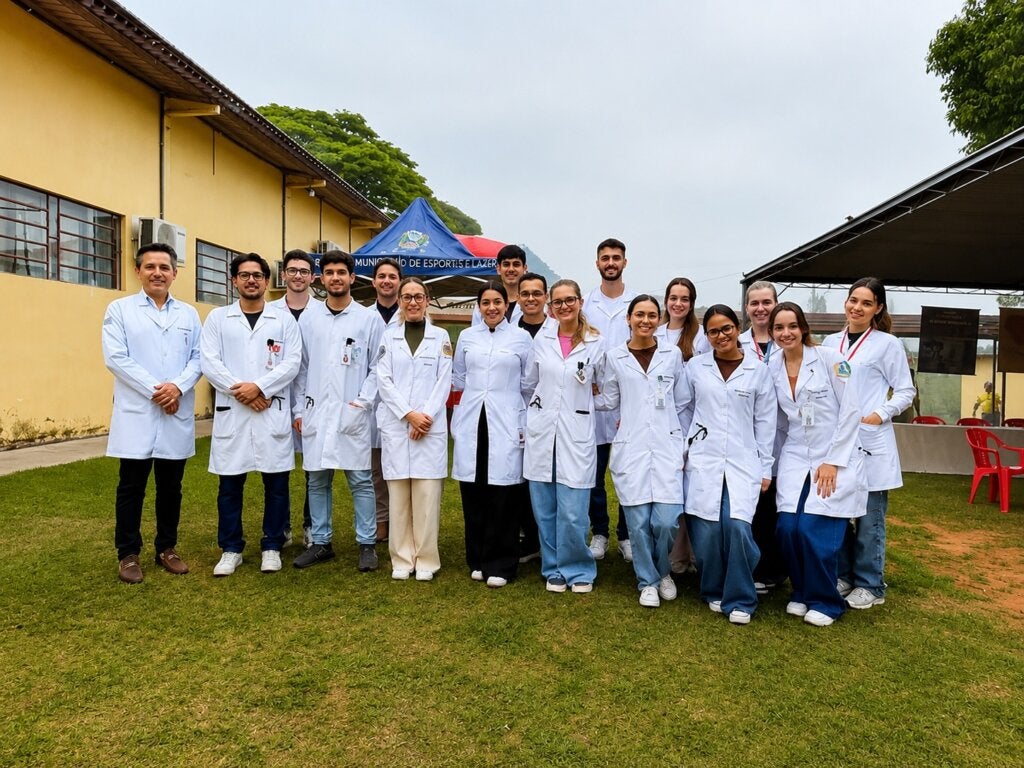 Estudantes de Medicina da Unipar participam de ação pelo Dia da População em Situação de Rua