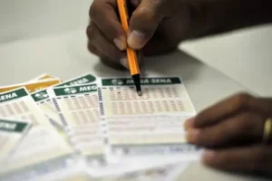 Pessoa preenchendo bilhetes da Mega-Sena.