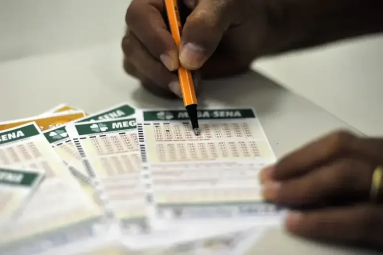 Pessoa preenchendo bilhetes da Mega-Sena.