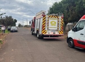 Bombeiros e Samu no local onde mulher foi encontrada morta em Goioerê.