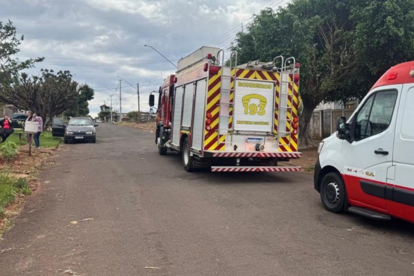 Bombeiros e Samu no local onde mulher foi encontrada morta em Goioerê.