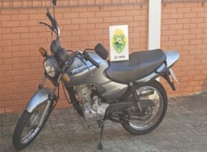 Motocicleta com placa feita de adesivo é apreendida pela Polícia Militar em Pérola