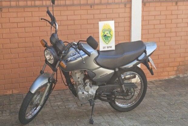 Motocicleta com placa feita de adesivo é apreendida pela Polícia Militar em Pérola