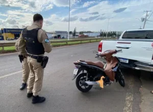 Motociclista fica ferido após bater na traseira de caminhonete na marginal da PR-323, em Umuarama