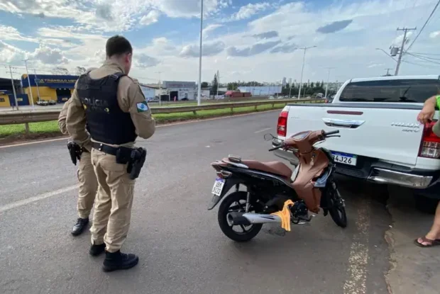 Motociclista fica ferido após bater na traseira de caminhonete na marginal da PR-323, em Umuarama