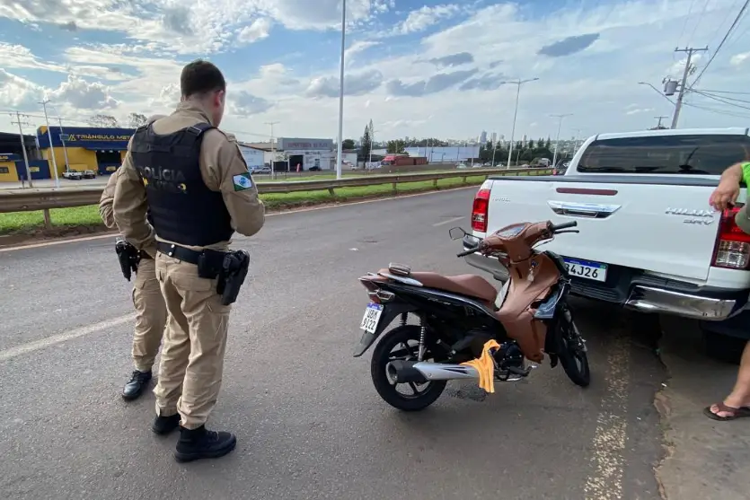 Motociclista fica ferido após bater na traseira de caminhonete na marginal da PR-323, em Umuarama