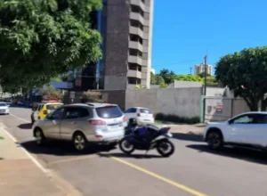 Motociclista fica ferido após colisão lateral no centro de Umuarama