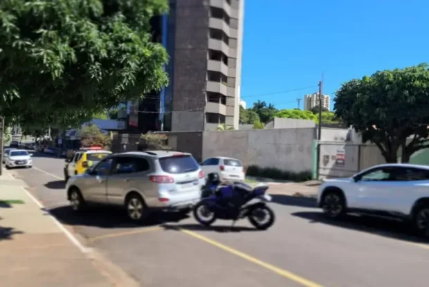 Motociclista fica ferido após colisão lateral no centro de Umuarama