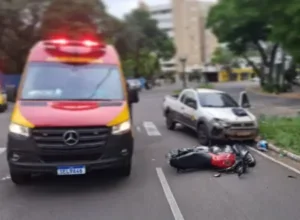 Motociclista sem CNH se envolve em acidente no cruzamento das avenidas Maringá e Astorga