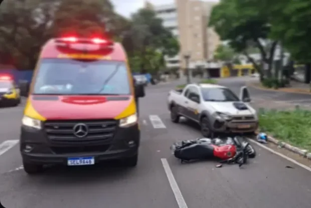 Motociclista sem CNH se envolve em acidente no cruzamento das avenidas Maringá e Astorga