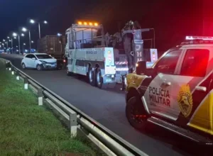 Motorista fica ferida após colisão entre carro e caminhão na PR-323, em Umuarama