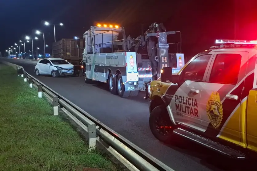 Motorista fica ferida após colisão entre carro e caminhão na PR-323, em Umuarama