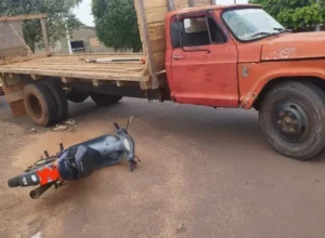 Mulher fica ferida após motoneta bater em caminhão durante conversão em Altônia
