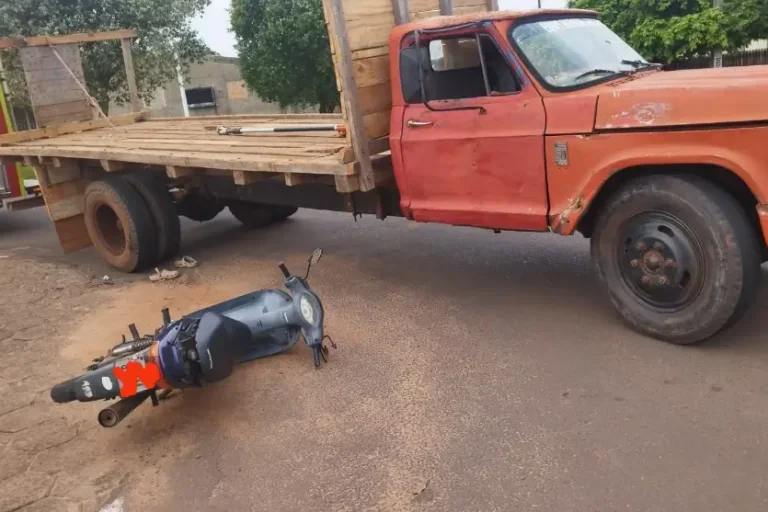 Mulher fica ferida após motoneta bater em caminhão durante conversão em Altônia