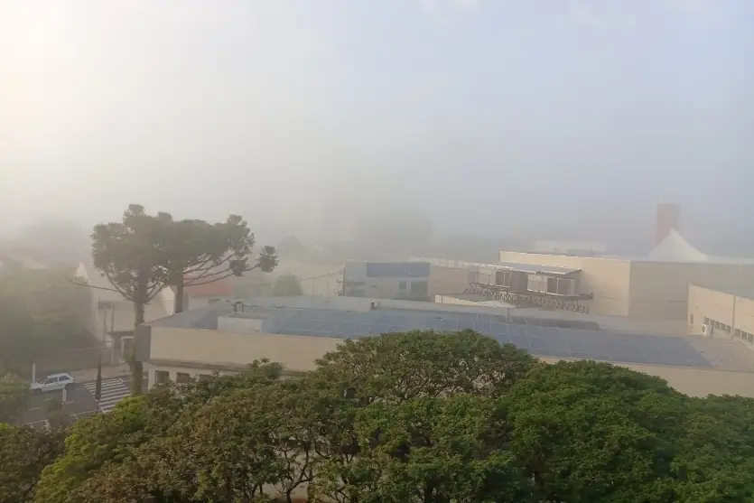 Neblina marca início da sexta em Umuarama, que pode ter chuva e máxima de 28°C