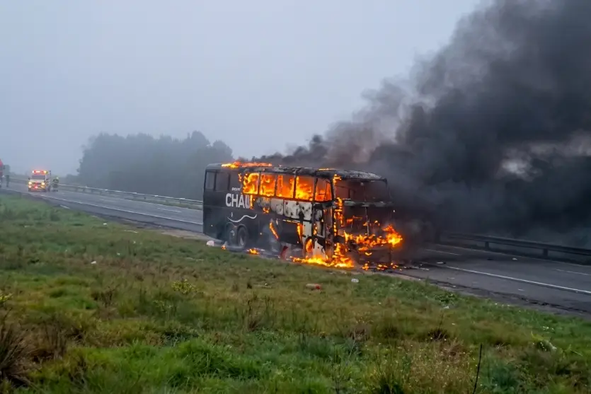 Ônibus de banda pega fogo na BR-376 e fica destruído no Paraná