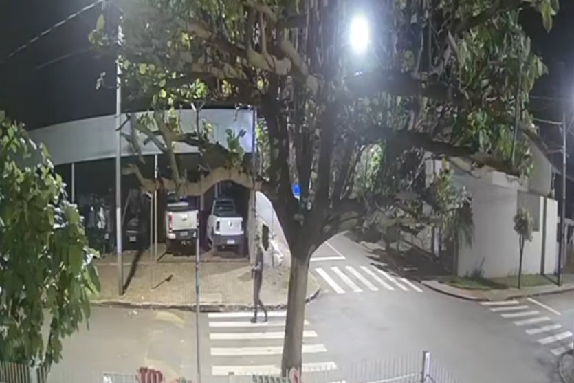 Câmera de segurança que registrou furto de Hilux em Brasilândia do Sul.