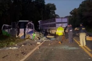 Ônibus destruído após colisão com carreta na BR-373.