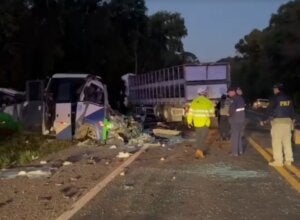 Ônibus destruído após colisão com carreta na BR-373.