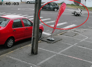 Vídeo mostra colisão entre carro e moto em cruzamento de Umuarama; confira