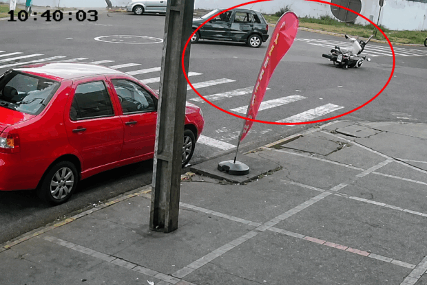 Vídeo mostra colisão entre carro e moto em cruzamento de Umuarama; confira