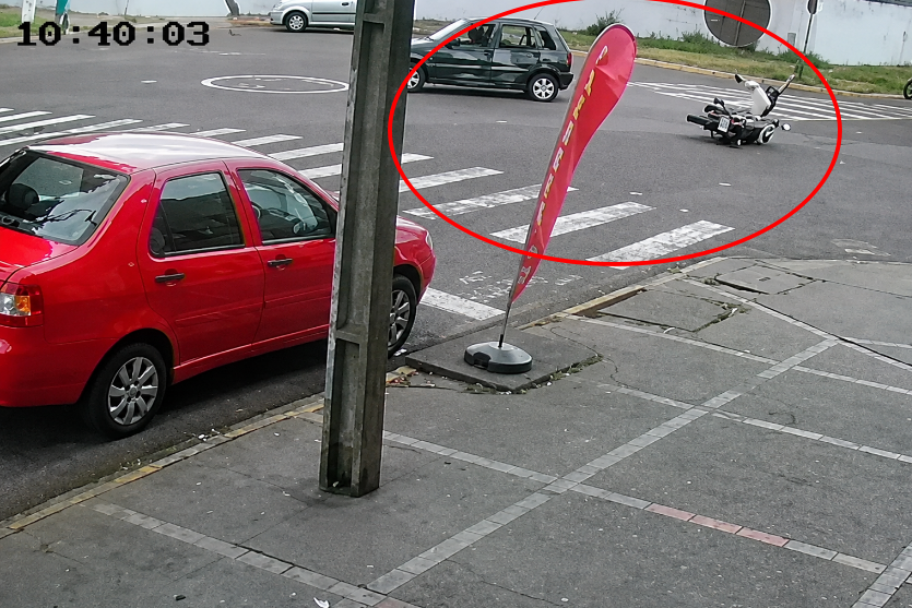 Vídeo mostra colisão entre carro e moto em cruzamento de Umuarama; confira