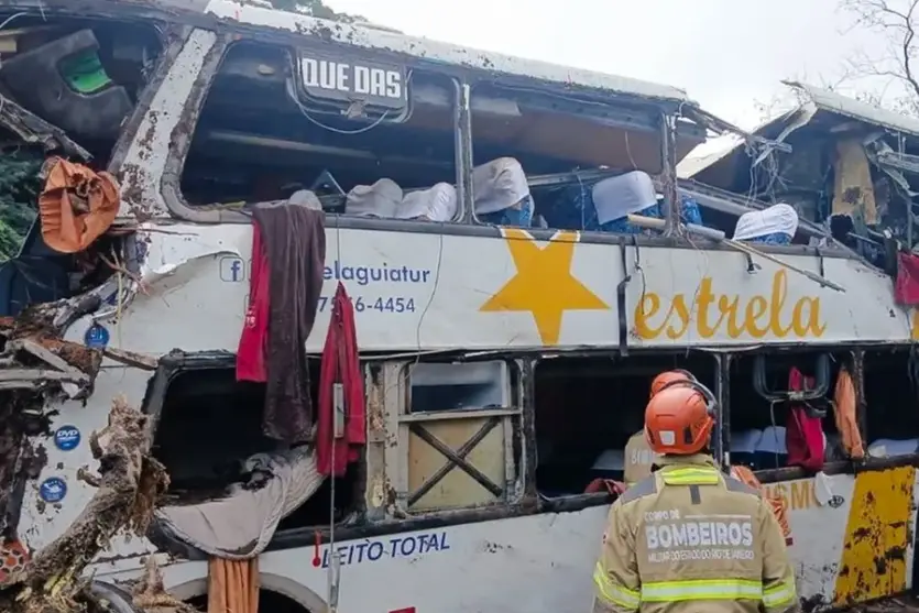 Nove pessoas morrem após ônibus tombar na BR-040, no Rio de Janeiro