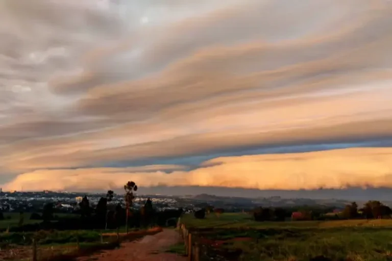 Nuvem gigante toma conta do céu e chama atenção em Umuarama; confira o vídeo