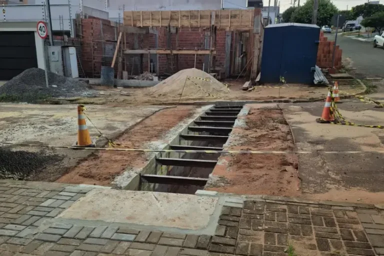 Obra em drenagem pluvial gera reclamações de moradores no Jardim Araxá em Umuarama