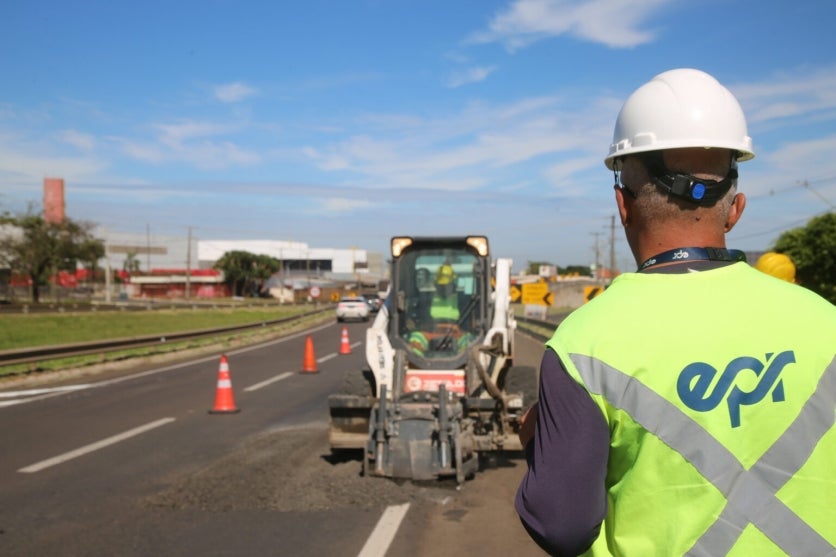 Trabalho de raparo em rodovia da região de Umuarama.