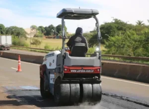 Maquinário realizando reparos na PR-323.