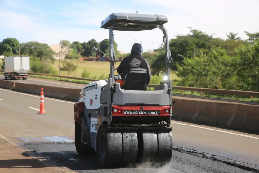 Maquinário realizando reparos na PR-323.