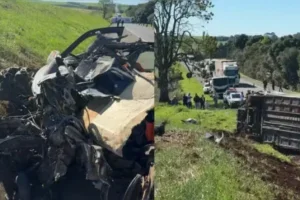 Acidente com onibus e carro na BR-277.