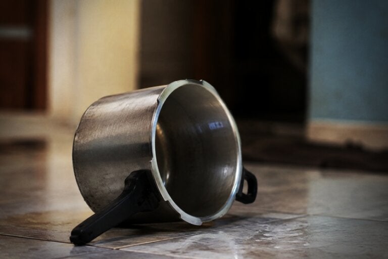 Panela de pressão caída no chão.
