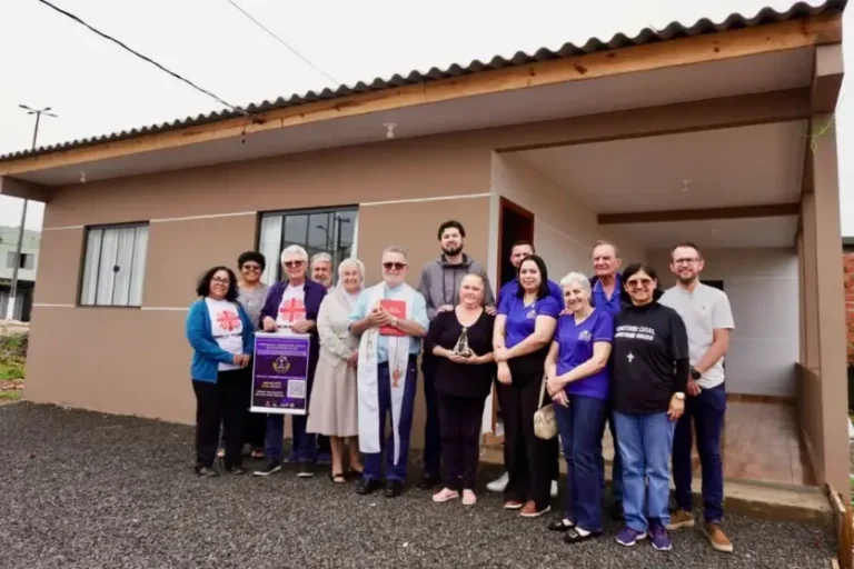 Paróquia e entidades de Tapejara entregam casa a família de Rio Bonito do Iguaçu